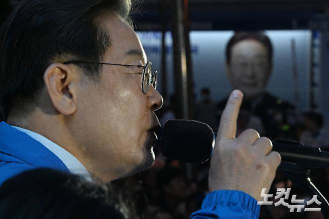 이재명 더불어민주당 대선 후보가 13일 울산 남구 롯데백화점 광장에서 열린 울산 집중유세에서 지지를 호소 하고 있다. 울산=류영주 기자