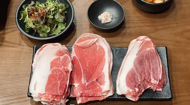 서울 강서구의 흑돼지구이 식당 ‘칠흑’에서 내놓는 세가지 흑돼지고기. 왼쪽부터 ‘난축맛돈’ ‘버크셔K’ ‘우리흑돈’.