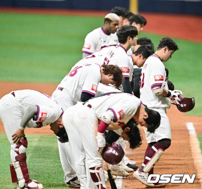 [OSEN=고척, 박준형 기자]&nbsp;패배한 키움 선수들이 팬들에게 인사를 하고 있다.  2025.05.11 / soul1014@osen.co.kr