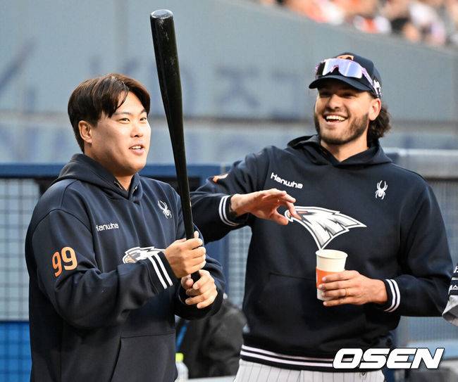 [OSEN=잠실, 이대선 기자] 노시환의 배트를 잡은 류현진을 코디 폰세(오른쪽)가 보면서 웃고 있다. 2025.03.26 /sunday@osen.co.kr