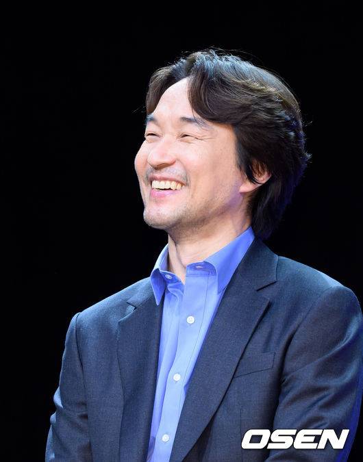 [OSEN=이대선 기자] 10일 오후 서울 26일 상암 MBC에서 MBC 새 금토드라마 '이토록 친밀한 배신자' 제작발표회가 열렸다.'이토록 친밀한 배신자'는 국내 최고의 프로파일러가 수사 중인 살인사건에 얽힌 딸의 비밀과 마주하고, 처절하게 무너져가며 심연 속의 진실을 쫓는 '부녀 스릴러' 드라마로 10월 11일 밤 9시 40분에 첫 방송된다.배우 한석규가 취재진의 질문을 듣고 있다. 2024.10.10 /sunday@osen.co.kr