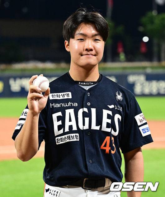 [OSEN=지형준 기자] 데뷔 첫 승을 거둔 한화 정우주가 기념구를 들고 포즈를 취하고 있다. 2025.05.02 /jpnews@osen.co.kr
