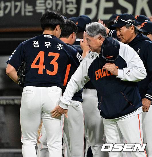 [OSEN=광주, 지형준 기자] 한화 김경문 감독이 데뷔 첫 승을 거둔 정우주를 축하하고 있다. 2025.05.02 /jpnews@osen.co.kr