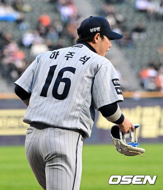 [OSEN=잠실, 지형준 기자] 10일 오후 서울 잠실야구장에서 2025 신한 SOL Bank KBO리그 두산 베어스와 한화 이글스의 경기가 열렸다.이날 두산은 잭로그, 한화는 와이스를 선발로 내세웠다.1회말 선발 출전한 한화 하주석이 그라운드로 향하고 있다. 2025.04.10 / jpnews@osen.co.kr