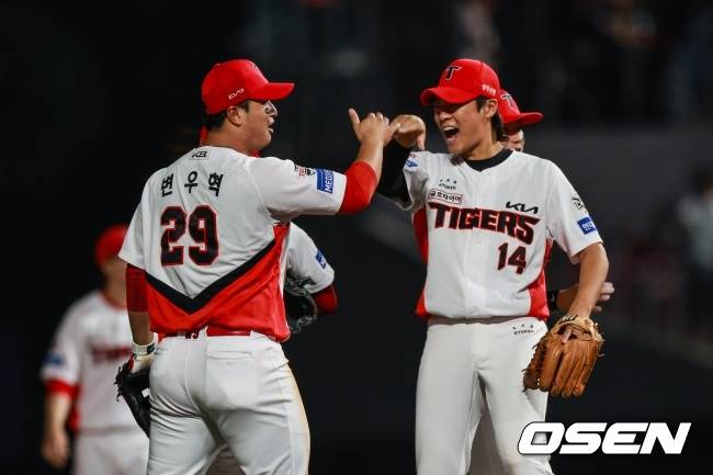 변우혁이 김규성의 축하를 받고 있다. /KIA 타이거즈 제공