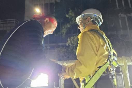 ▲권영국 민주노동당 대선후보가 공식선거운동이 시작된 12일 새벽 서울 장교동 한화그룹 본사 앞 농성장을 찾아 김형수 거제·통영·고성 조선하청지회장을 만나고 있다. ⓒ민주노동당 제공