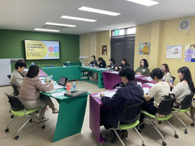 ▲완주문화재단 청년예술활동지원사업 관련 회의에서 예술인들이 프로젝트와 기획안을 논의하고 있다. ⓒ완주군 제공