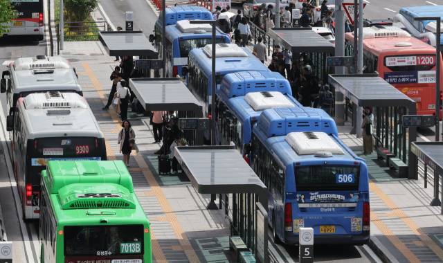 ▲한국노총 전국자동차노조연맹은 8일 전국 대표자회의를 열고 서울, 부산, 인천, 경기 등 22개 지역 전국자동차노동조합연맹 산하 시내버스 노조가 노사교섭 결렬 시 오는 28일 동시 총파업을 예고했다. 사진은 8일 서울역 앞 버스환승센터 정류장 버스 모습. ⓒ연합뉴스