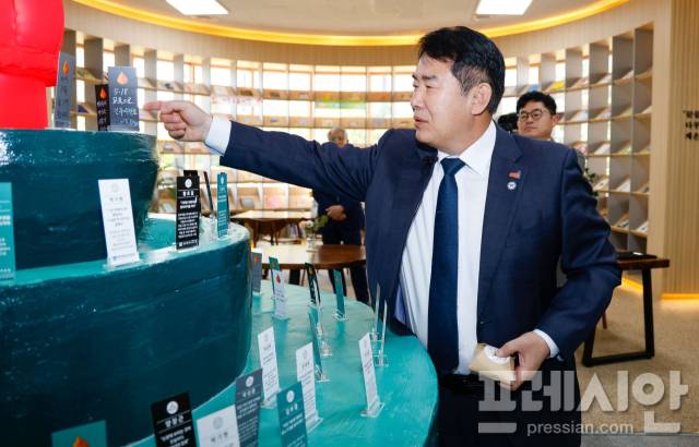 ▲13일 학생 희생자 추모 카드를 전시하고 있는 이정선 교육감ⓒ광주시교육청