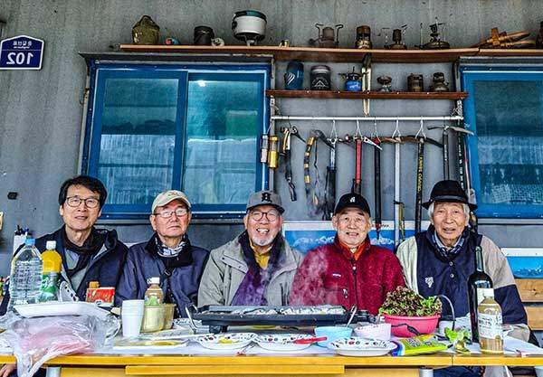 운길산자락에서 53년 전 추억의 편린을 꿰맞추며 담소했다. 오른쪽부터 이평재 이규태 김희욱 박영래 최중기씨.