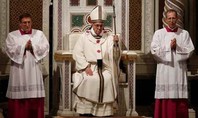 프란치스코 교황(가운데)이 2013년 4월7일 로마 라테라노 대성당에서 열린 착좌식에서 성좌에 앉아 있다. 로이터연합뉴스