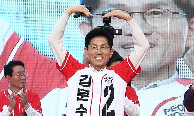 김문수 국민의힘 대선후보가 12일 대구 달성로 서문시장에서 시민들에게 지지를 호소하고 있다. 공동취재사진