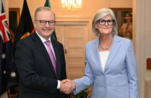 13일(현지시간) 앤서니 앨버니지 호주 총리(왼쪽)가 취임 선서가&nbsp;끝난 뒤 선서식을 주재한 샘&nbsp;모스틴 호주 총독(국가원수인 영국 국왕의&nbsp;대리자)과 악수하고 있다. 2022년 5월부터 재직해 온&nbsp;앨버니지 총리는 열흘 전 총선거에서 그가 이끄는 진보 성향의 노동당이 하원 과반 의석을 차지하며 연임에 성공했다. AFP연합뉴스