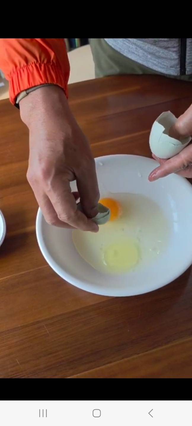 ‘달걀 속의 달걀’에서 나온 작은 달걀에는 노른자가 없었다. 조광현씨 제공 영상 캡처