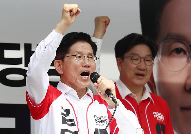 김문수 국민의힘 대통령 후보가 13일 울산 남구 신정시장 인근에서 유세를 하고 있다. 오른쪽은 공동선대위원장을 맡은 권성동 원내대표. 뉴스1