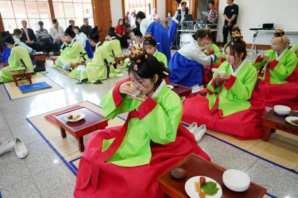 지난해 열린 서울 동대문구 ‘전통성년례’에서 참가자들이 다도를 익히고 있다. 동대문구 제공