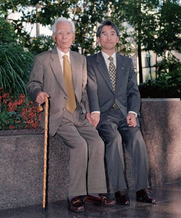 고(故) 신용호(왼쪽) 교보생명 창립자와 신창재 교보생명 회장이 손을 맞잡고 포즈를 취하고 있다. 신 회장은 2023년 ‘보험 노벨상’으로 불리는 ‘세계보험 명예의 전당 월계관상’ 수상자로 선정됐다. 부친에 이은 쾌거로, 신 창립자는 1996년 이 상을 수상했다. 교보생명 제공