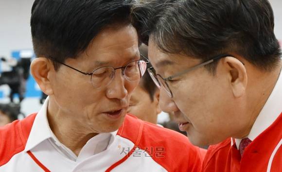 김문수 국민의힘 대선 후보가 13일 대구 수성구 국민의힘 대구시당에서 열린 대구·경북 선거대책위원회 출정식 및 임명장 수여식에서 권성동 공동선대위원장과 대화하고 있다. 2025.5.13 대구 안주영 전문기자