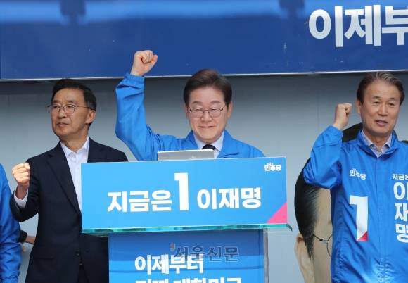 이재명 더불어민주당 대선 후보가 13일 경북 구미역 광장에서 열린 집중유세에 참석하며 인사하고 있다. 2025.5.13 구미 홍윤기 기자