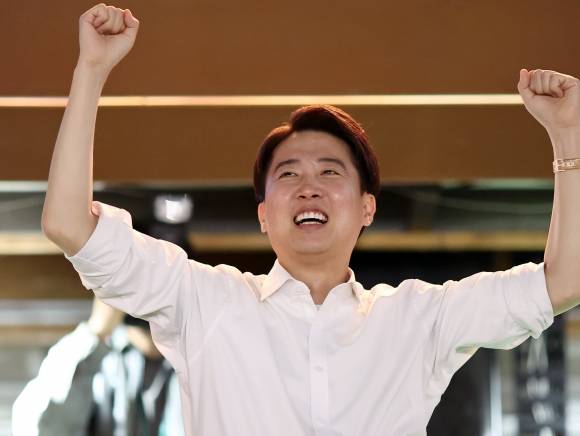 개혁신당 이준석 대선 후보가 제21대 대통령 선거 공식 선거운동 첫날인 12일 서울 청계광장에서 열린 출정식에서 연설을 마친 후 포즈를 취하고 있다. 2025.5.12 연합뉴스