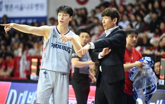 양동근 울산 현대모비스 신임 감독이 지난달 17일 안양 정관장아레나에서 열린 2024~25 프로농구 6강 플레이오프 3차전 안양 정관장과의 원정 경기에서 박무빈과 대화하고 있다. KBL 제공