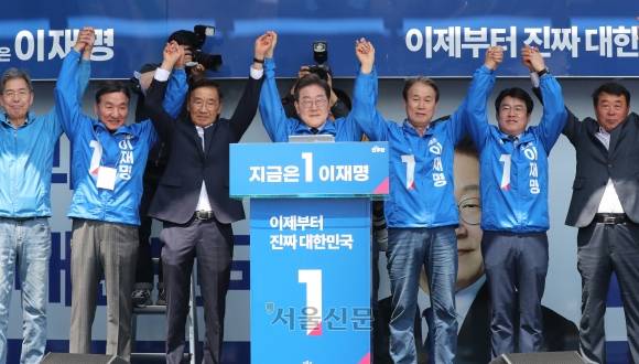 이재명 구미역광장 유세 - 더불어민주당 이재명 대선후보가 13일 경북 구미역광장에서 열린 집중유세에 참석하며 권오을 중앙선거대책위원회 국민대통합위원장 등과 함께 인사하고 있다. 2025.5.13 구미 홍윤기 기자