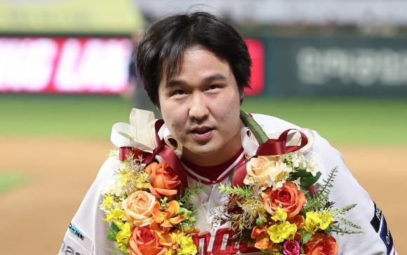 관중석 향해 인사하는 500홈런 최정 - 13일 인천SSG 랜더스필드에서 열린 ‘2025 신한 SOL뱅크 KBO리그’ NC 다이노스와 SSG 랜더스의 경기, SSG 최정이 6회말 2사 1루 동점 2점 홈런을 터뜨리며 개인 통산 500홈런을 기록한 후 관중석을 향해 인사하고 있다. 2025.5.13 뉴스1