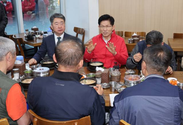 제21대 대통령 선거 공식 선거운동 첫날인 12일 국민의힘 김문수 대선 후보가 서울 송파구 가락시장을 찾아 상인들과 순대국밥을 먹으며 대화하고 있다. 연합뉴스