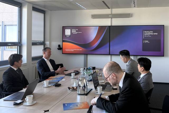부산진해경제자유구역청 관계자들이 독일 프랑크푸르트에 있는 기업과 투자유치 관련 면담을 하고 있다. 사진제공=부산진해경제자유구역청