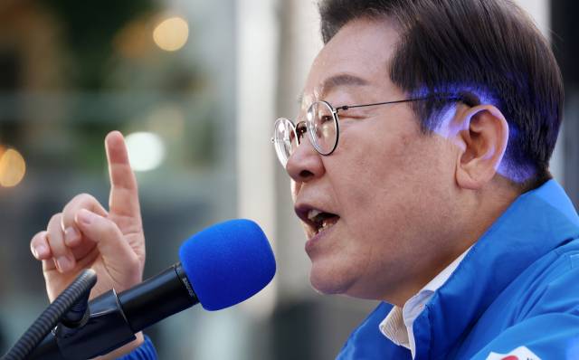 이재명 더불어민주당 대선 후보가 공식 선거운동 시작일인 12일 대전 중구 으느정이거리에서 'K-과학기술' 대전 유세를 하고 있다. 대전=오승현 기자 2025.05.12