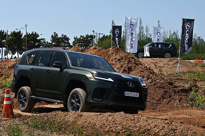 렉서스 LX 700h로 진행된 오프로드 동승 체험. 사진: 김학수 기자