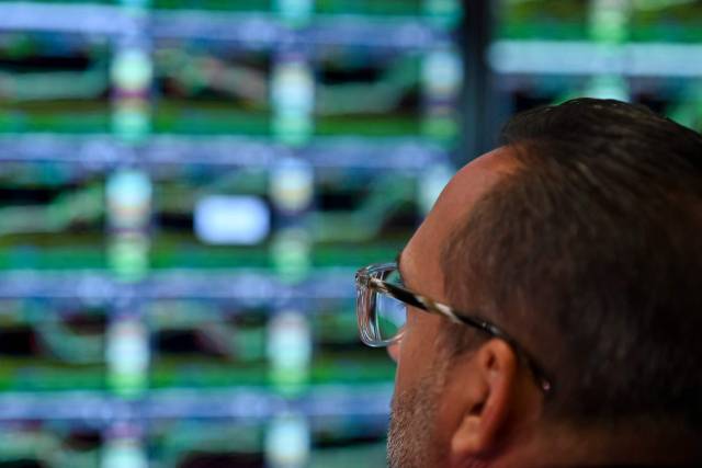 12일(현지 시간) 미국 뉴욕 뉴욕증권거래소에서 한 트레이더가 상승 일색인 지수 모니터를 바라보고 있다. AFP연합뉴스