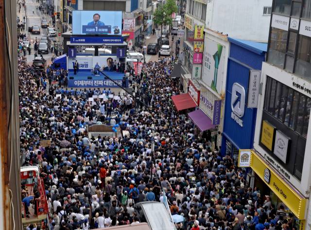 이재명 더불어민주당 대선 후보가 13일 대구 중구 동성로에서 유권자들에게 지지를 호소하고 있다. 대구=오승현 기자 2025.05.13