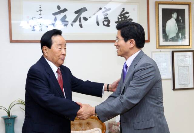 경기도지사 시절 김문수 국민의힘 대선 후보가 지난 2012년 서울 동작구 상도동 김영삼 전 대통령 자택에서 김 전 대통령을 만나 악수하고 있다. 연합뉴스