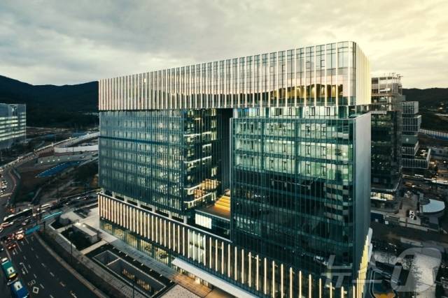 경기도 성남시 분당구 판교 제2테크노밸리 도시첨단산업단지에 위치한 놀유니버스 텐엑스타워 전경. 사진 제공=놀유니버스