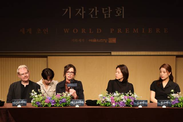 예술의전당이 제작하는 오페라 ‘물의 정령’의 작곡가 메리 핀스터러(가운데)가 출연자들과 함께 13일 기자간담회를 하고 있다. 예술의전당