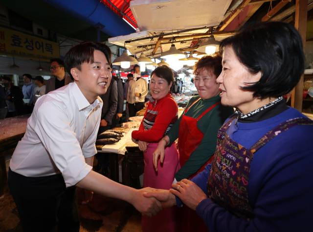 이준석 개혁신당 대선 후보가 13일 대구 칠성시장에서 상인들과 인사를 나누고 있다. 연합뉴스