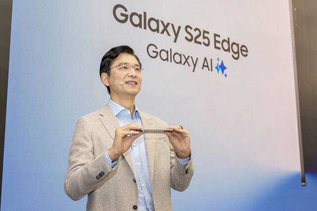 임성택 삼성전자 한국총괄 부사장이 13일 서울 ‘삼성 강남’에서 ‘갤럭시 S25 엣지’의 얇은 두께 구현 과정을 설명하고 있다. 사진제공=삼성전자