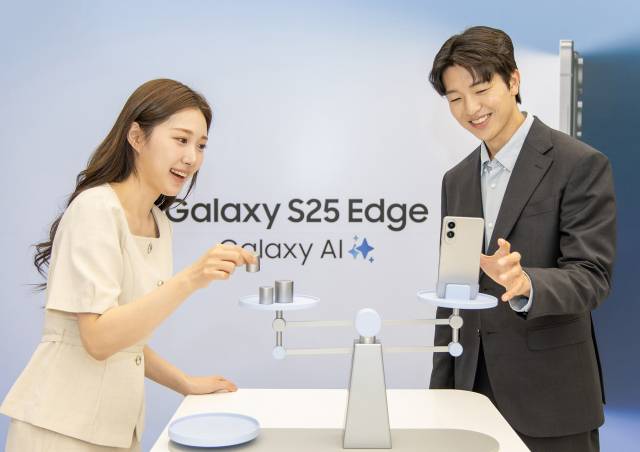 삼성전자 모델들이 13일 서울 ‘삼성 강남’에서 ‘갤럭시 S25 엣지’를 소개하고 있다. 사진 제공=삼성전자