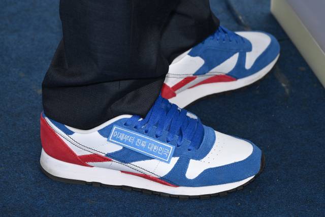 이재명 더불어민주당 대선 후보가 13일 ‘이제부터 진짜 대한민국’이라고 적힌 운동화를 신고 경북 포항시 포항시청 광장에서 지지를 호소하고 있다. 이 후보가 전날 진행된 출정식에서 신어 화제가 된 이 운동화는 온라인 쇼핑몰 등에서 품절 사태를 빚고 있다. 포항=오승현 기자