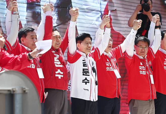 김문수 국민의힘 대선 후보(가운데)가 13일 울산 뉴코아아울렛 앞에서 유세를 하고 있다. ⓒ연합뉴스