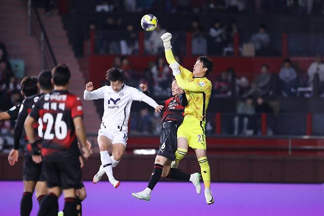 포항 황인재(21번)는 지난해 부진을 겪으며 주전 자리에서 밀려났다. 그러나 절치부심한 끝에 올해 부침에서 벗어났다. 그는 “당연한 건 없다고 마음가짐을 바꿨더니 반등할 수 있었다”고 돌아봤다. 사진제공｜한국프로축구연맹