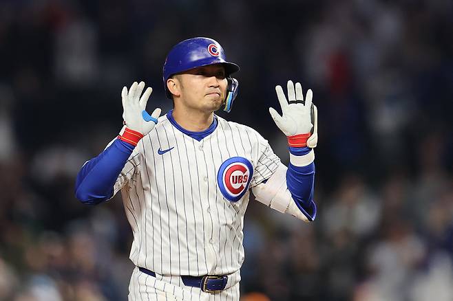 시카고 컵스 스즈키 세이야가 13일 마이애미전에서 5회말 투런 홈런을 치고 들어온 뒤 세리머니하고 있다. AFP연합뉴스