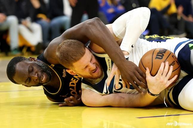 돈테 디빈첸조(오른쪽)와 드레이먼드 그린이 볼 소유를 다투고 있다. /AFPBBNews=뉴스1