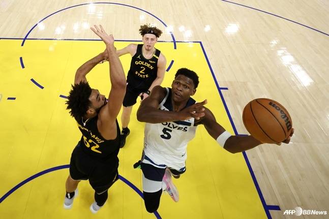 앤서니 에드워즈(오른쪽)가 레이업슛을 시도하고 있다. /AFPBBNews=뉴스1