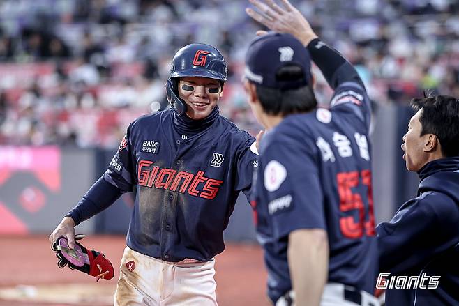 롯데 외야수 장두성(사진, 왼쪽)은 콘택트 능력을 끌어올려 롯데 외야에 활력을 불어넣고 있다. 황성빈이 부상 이탈한 만큼 그 공백을 채워줄지도 많은 관심이 쏠린다. 롯데 자이언츠