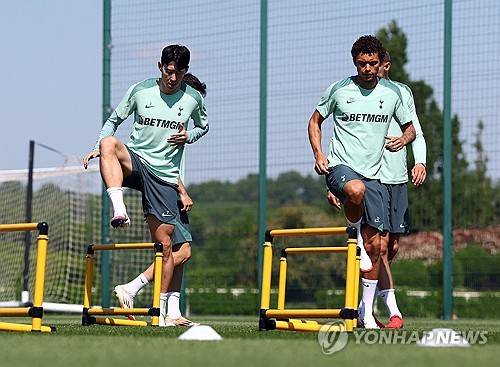 안지 포스테코글루 감독이 12일(한국시간) 영국 런던에 있는 토트넘 훈련장 토트넘 홋스퍼 웨이에서 진행된 유럽축구연맹(UEFA) 유로파리그 결승전 미디어 데이 기자회견에서 손흥민이 결승전에 출전하는 것이 목표라고 말했다.&nbsp;  손흥민은 지난 주말 크리스탈 팰리스와의 2024-2025시즌 프리미어리그 36라운드 홈 경기에 교체 출전하며 부상에서 돌아왔다.&nbsp;연합뉴스