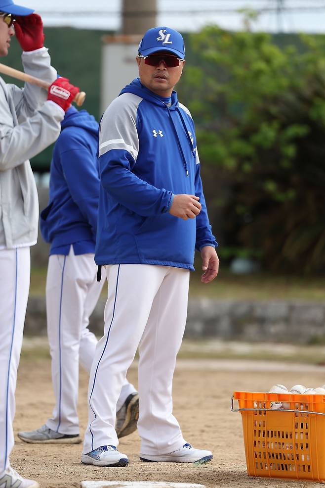 삼성 라이온즈 박한이 코치가 선수들의 훈련을 지켜보고 있다. 삼성 라이온즈