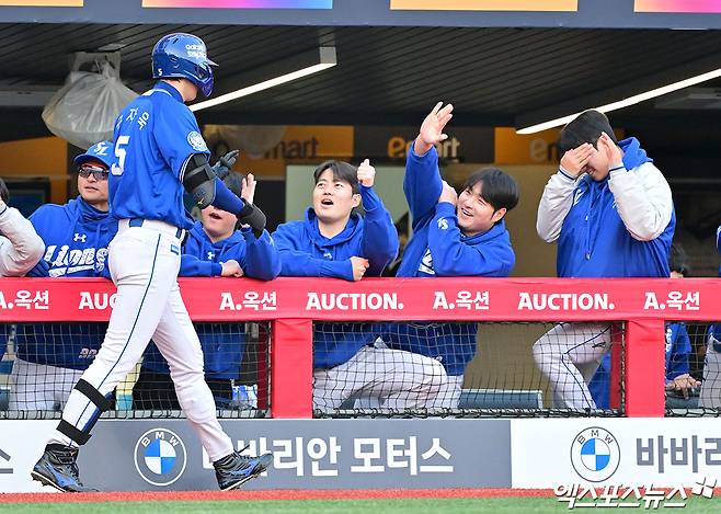 삼성 라이온즈 구자욱이 경기에서 홈런을 친 뒤 동료들과 하이파이브하고 있다. 엑스포츠뉴스 DB