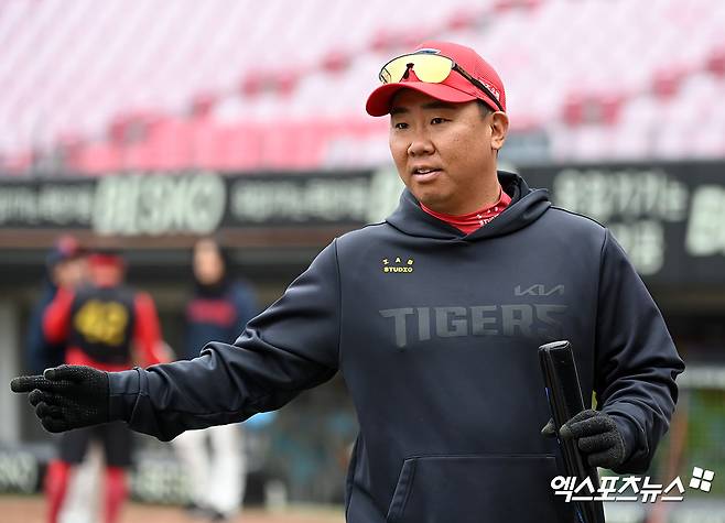 27일 오후 광주기아챔피언스필드에서 열리는 '2024 신한 SOL Bank KBO리그' 롯데 자이언츠와 KIA 타이거즈의 경기, KIA 이범호 감독이 선수들의 훈련을 지켜보고 있다. 엑스포츠뉴스 DB